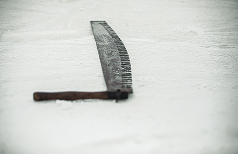 A tool used during the ice harvesting process. 