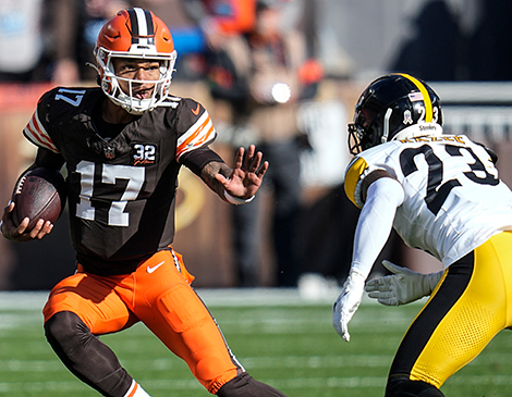 Browns quarterback Dorian Thompson-Robinson carries the ball against the Pittsburgh Steelers