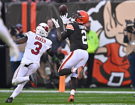 Browns wide receiver Ameri Cooper catches a pass against the Arizona Cardinals 
