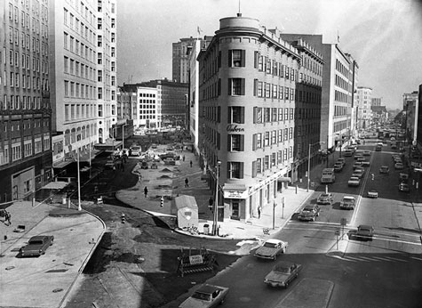 At left, Huron Road was converted in 1973 into a mostly pedestrian-oriented right of way, east of Prospect Avenue (Michael Schwartz Library, Cleveland State University).