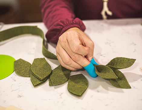 How to make a felt holiday garland