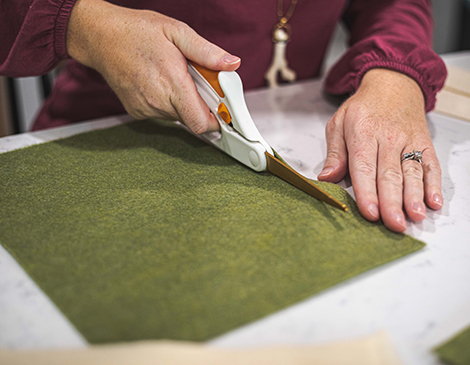 How to make a felt holiday garland