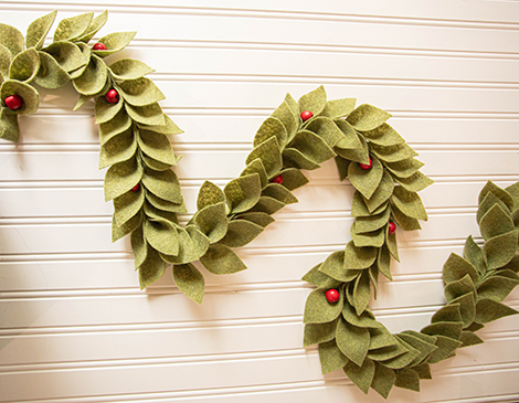 How to make a felt holiday garland