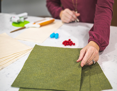How to make a felt holiday garland